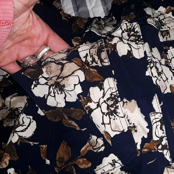 Stylish Issac Mizrahi Slacks SZ:10P - Picture 3 of 5